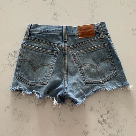 SOLD* Vintage Levi’s shorts (distressed) - Size 24 - Picture 2 of 9